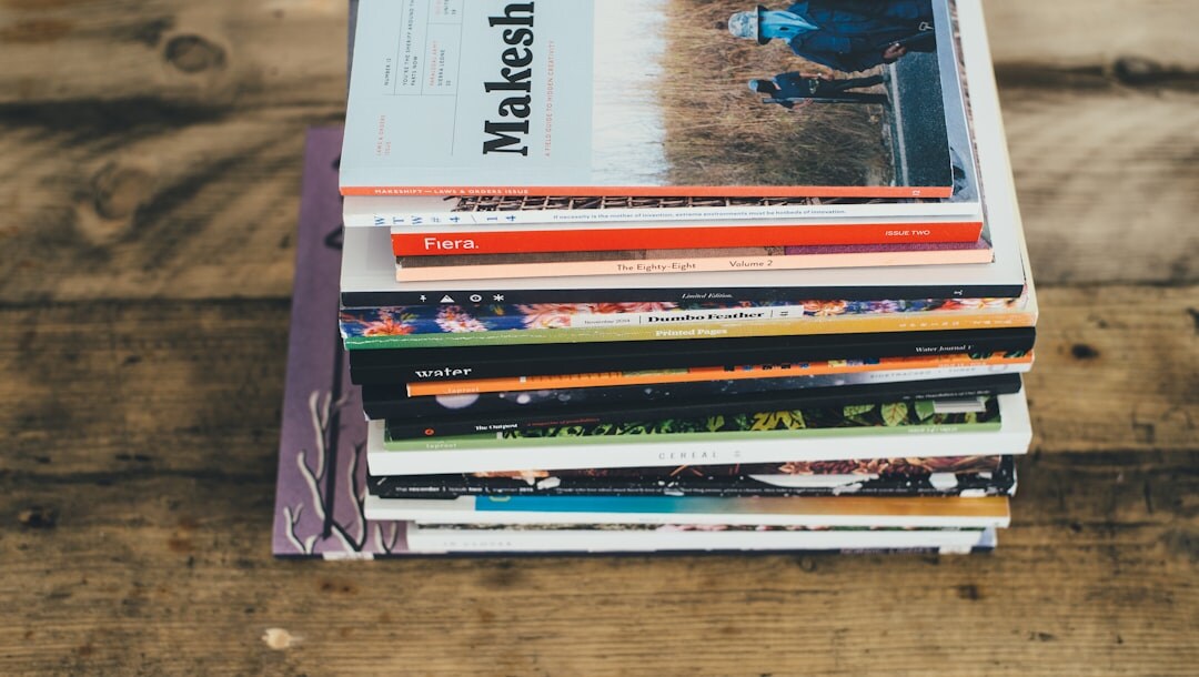 Eleganckie magazyny rozłożone na stole
